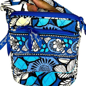 Vera Bradley Crossbody Bag, SZ 8”x6”x1”, Excellent Condition, Many pockets (T5)